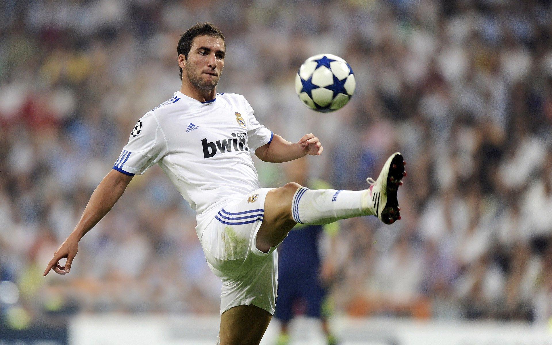 当欧冠之王邂逅欧洲之王，一场定义时代的绿茵对话